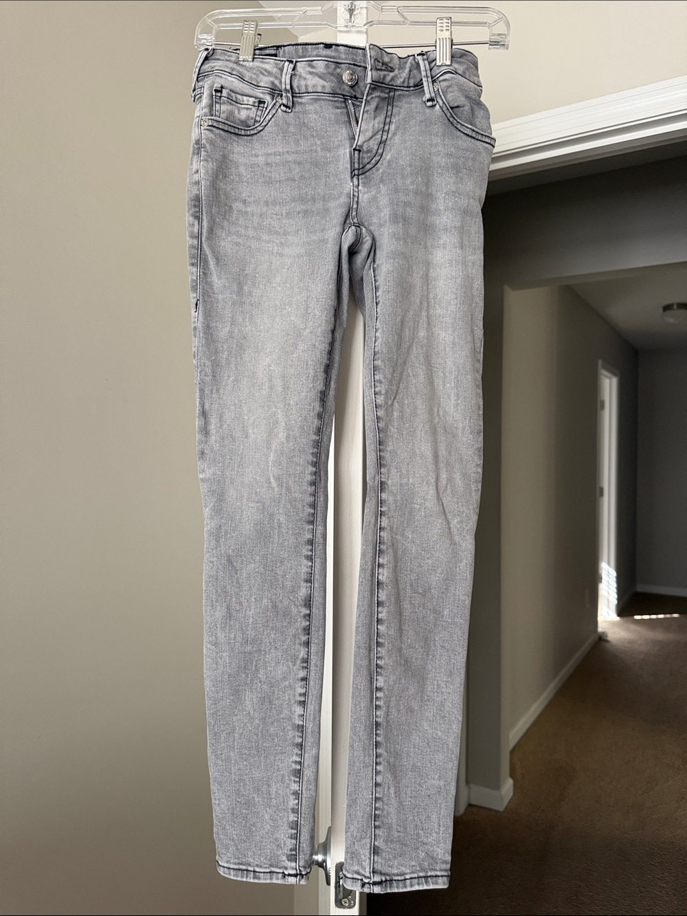 Women’s True Religion Skinny Jeans in Light Gray Wash size 25